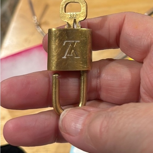 LV Lock and Key 302 - Picture 2 of 3